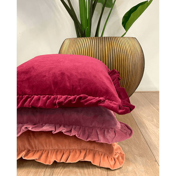 Dutch Decor - YARA - Sierkussen 45x45 cm - 100% katoen - velvet - met ruches - Red Plum - donkerroze