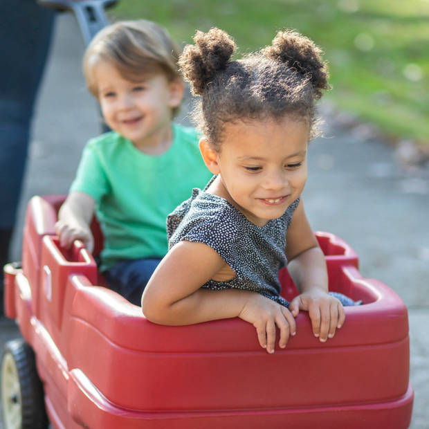 Step2 Neighborhood Wagon bolderwagen met 2 zitjes met gordels Kunststof bolderkar in rood met duwstang