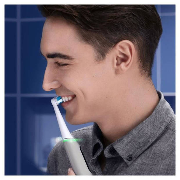 Oral-B iO 6S grijze, via Bluetooth verbonden elektrische tandenborstel, 2 opzetborstels, 1 reisetui