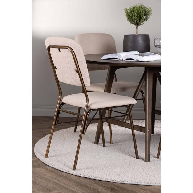 Kaseindon eethoek tafel bruin en 4 Seda stoelen beige.