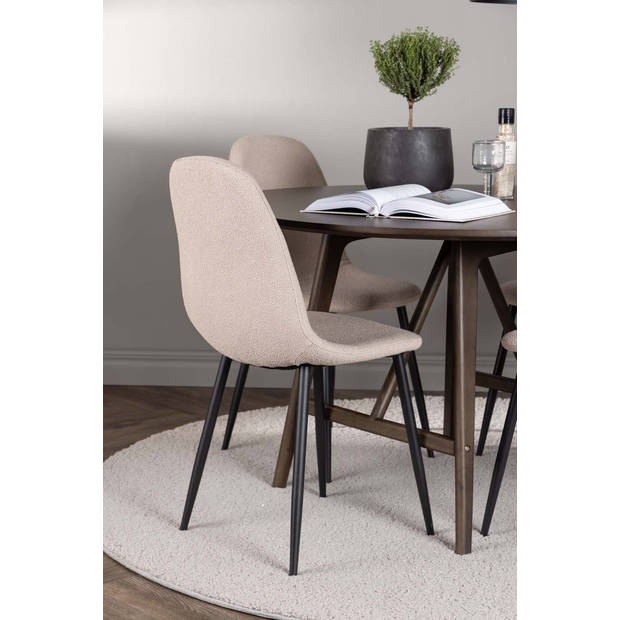 Kaseindon eethoek tafel bruin en 4 Polar stoelen beige.