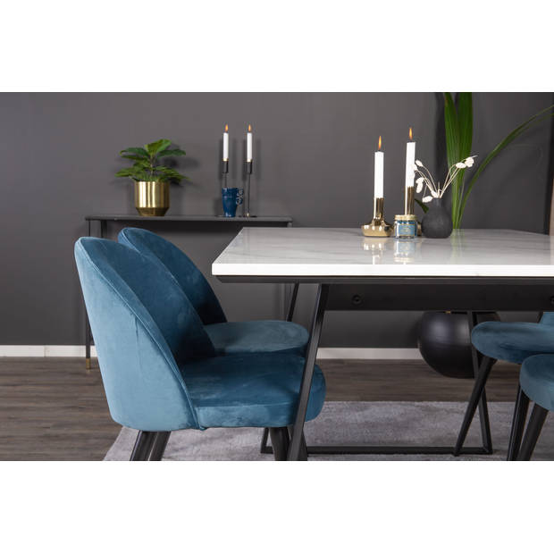 Estelle eethoek eetkamertafel marmer wit en 4 Velvet eetkamerstal velours blauw, zwart.