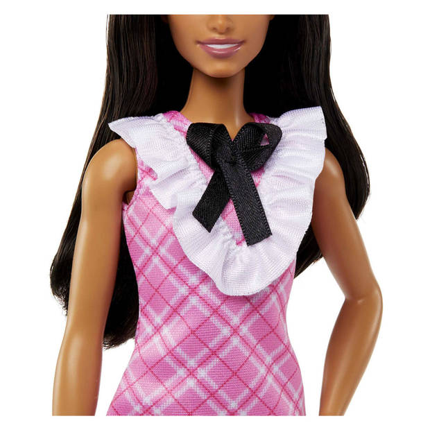 Barbie Fashionistas met zwart haar en roze jurk