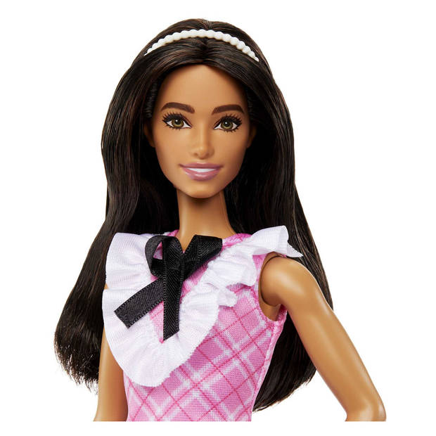 Barbie Fashionistas met zwart haar en roze jurk