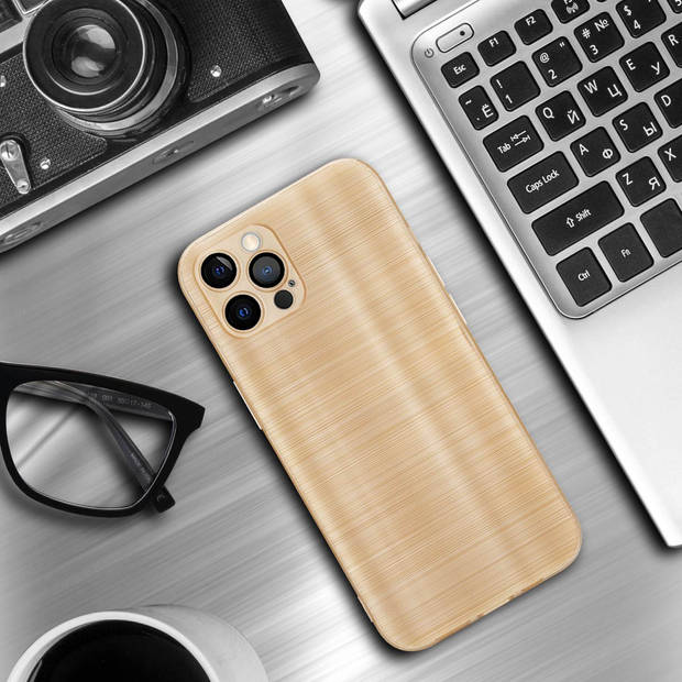 Cadorabo Hoesje geschikt voor Apple iPhone 12 PRO MAX in Brushed Goud - Beschermhoes Case Cover TPU silicone