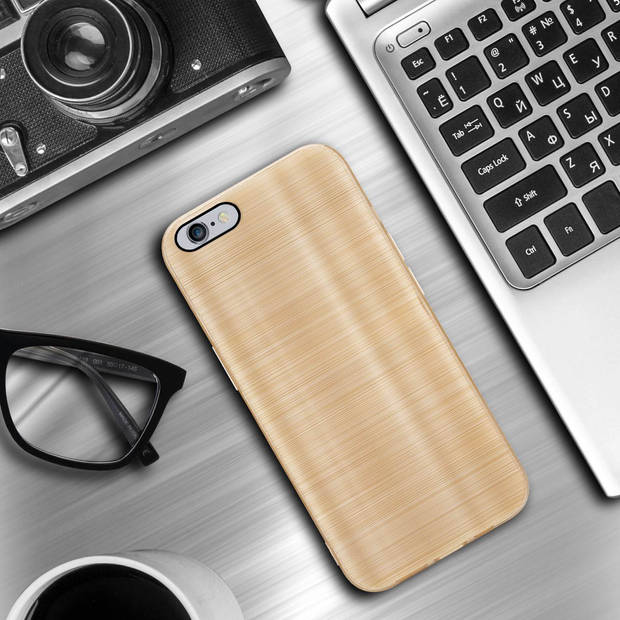 Cadorabo Hoesje geschikt voor Apple iPhone 6 PLUS / 6S PLUS in Brushed Goud - Beschermhoes Case Cover TPU silicone