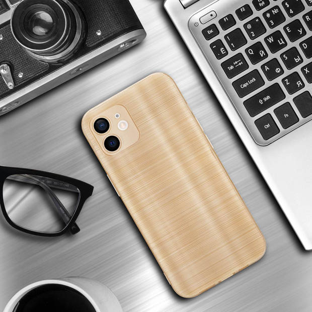 Cadorabo Hoesje geschikt voor Apple iPhone 12 in Brushed Goud - Beschermhoes Case Cover TPU silicone