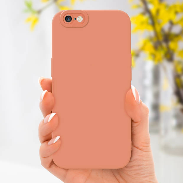 Cadorabo Hoesje geschikt voor Apple iPhone 6 / 6S in FLUID LICHT ORANJE - Beschermhoes TPU silicone Cover Case