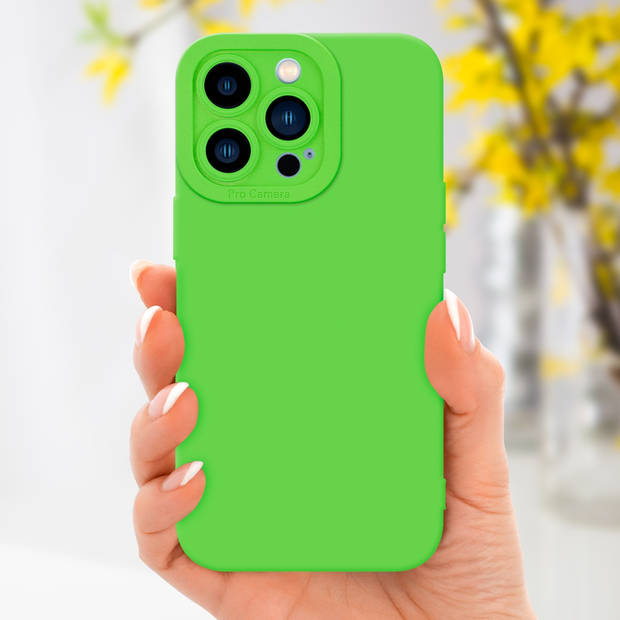 Cadorabo Hoesje geschikt voor Apple iPhone 13 PRO MAX in FLUID GROEN - Beschermhoes TPU silicone Cover Case