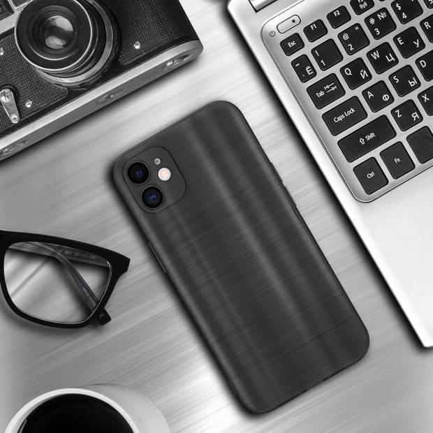 Cadorabo Hoesje geschikt voor Apple iPhone 11 in Brushed Zwart - Beschermhoes Case Cover TPU silicone