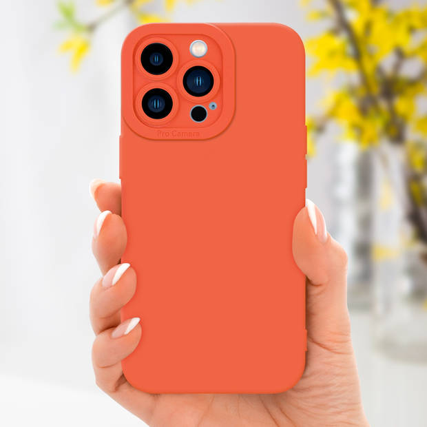 Cadorabo Hoesje geschikt voor Apple iPhone 13 PRO in FLUID ORANJE - Beschermhoes TPU silicone Cover Case