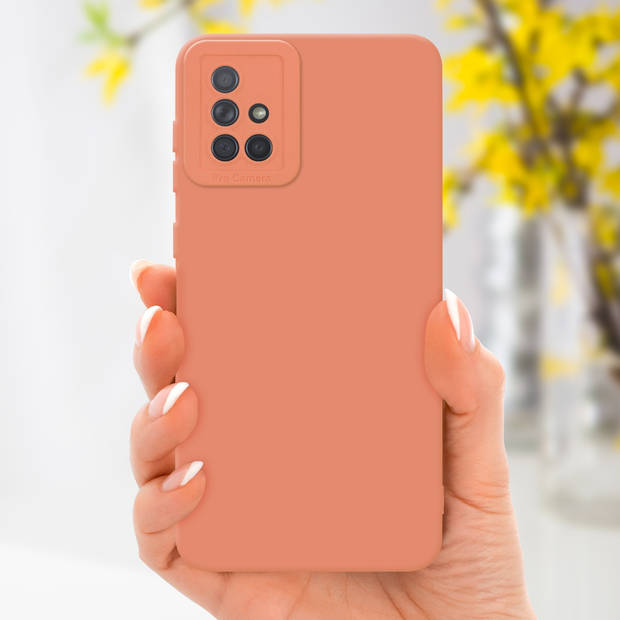 Cadorabo Hoesje geschikt voor Samsung Galaxy A71 4G in FLUID LICHT ORANJE - Beschermhoes TPU silicone Cover Case