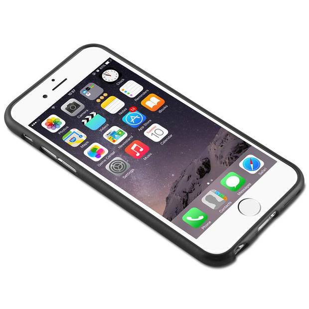 Cadorabo Hoesje geschikt voor Apple iPhone 6 / 6S in ZWART - Beschermhoes TPU silicone Case Cover Brushed