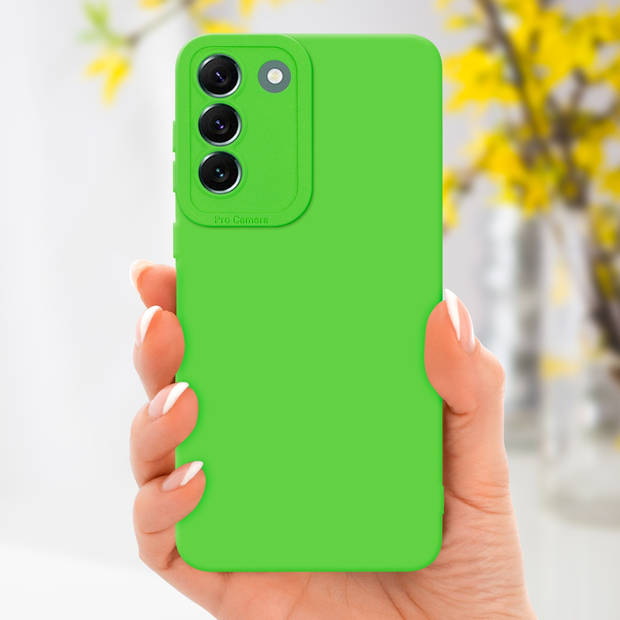 Cadorabo Hoesje geschikt voor Samsung Galaxy S22 PLUS in FLUID GROEN - Beschermhoes TPU silicone Cover Case