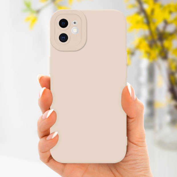 Cadorabo Hoesje geschikt voor Apple iPhone 11 in FLUID CREAM - Beschermhoes TPU silicone Cover Case