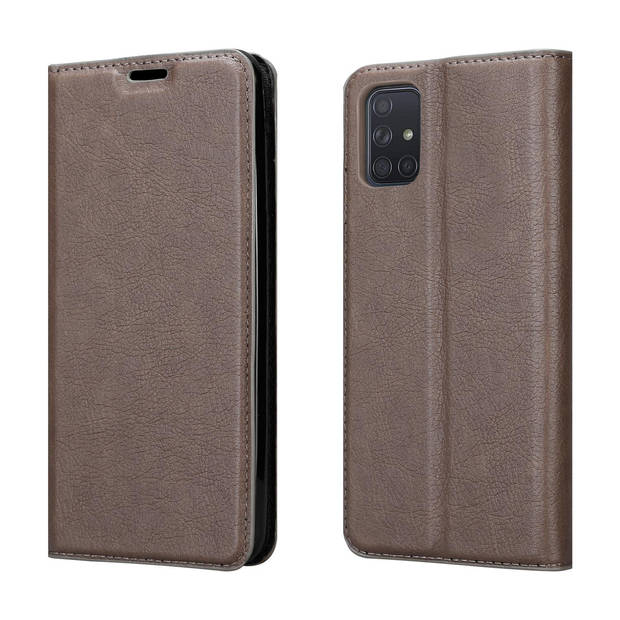 Cadorabo Hoesje geschikt voor Samsung Galaxy A72 4G / 5G in KOFFIE BRUIN - Beschermhoes Case magnetische sluiting Cover