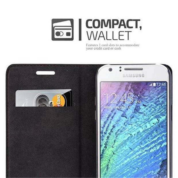 Cadorabo Hoesje geschikt voor Samsung Galaxy J1 2015 in APPEL ROOD - Beschermhoes Case magnetische sluiting Cover