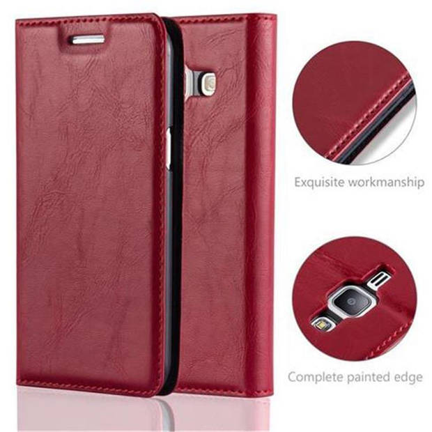 Cadorabo Hoesje geschikt voor Samsung Galaxy J1 2015 in APPEL ROOD - Beschermhoes Case magnetische sluiting Cover