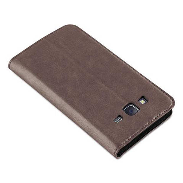 Cadorabo Hoesje geschikt voor Samsung Galaxy J5 2015 in KOFFIE BRUIN - Beschermhoes Case magnetische sluiting Cover