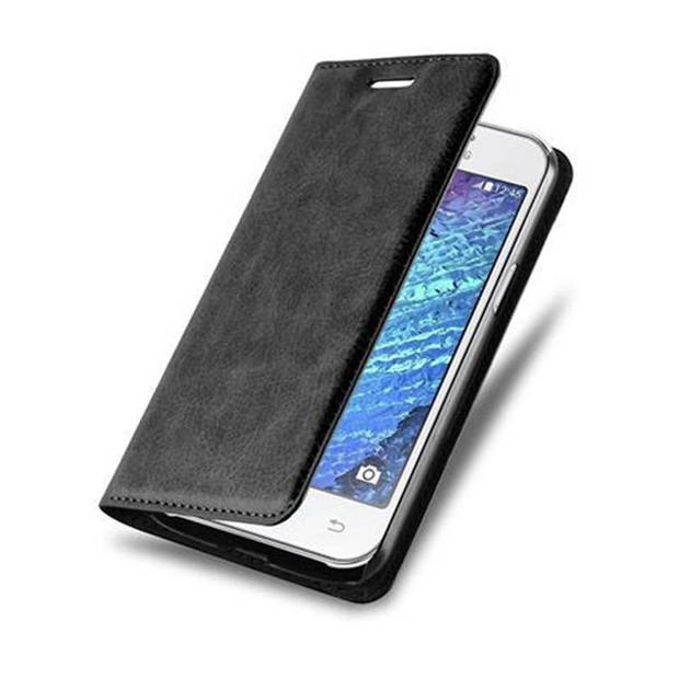 Cadorabo Hoesje geschikt voor Samsung Galaxy J1 2015 in ZWARTE NACHT - Beschermhoes Case magnetische sluiting Cover