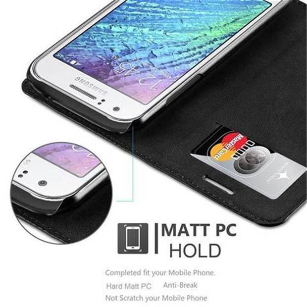 Cadorabo Hoesje geschikt voor Samsung Galaxy J1 2015 in ZWARTE NACHT - Beschermhoes Case magnetische sluiting Cover