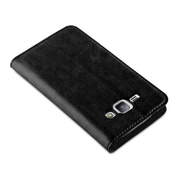 Cadorabo Hoesje geschikt voor Samsung Galaxy J1 2015 in ZWARTE NACHT - Beschermhoes Case magnetische sluiting Cover