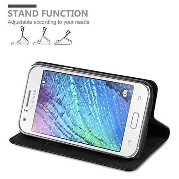 Cadorabo Hoesje geschikt voor Samsung Galaxy J1 2015 in ZWARTE NACHT - Beschermhoes Case magnetische sluiting Cover