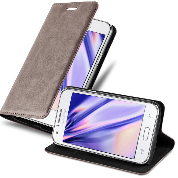 Cadorabo Hoesje geschikt voor Samsung Galaxy J1 2015 in KOFFIE BRUIN - Beschermhoes Case magnetische sluiting Cover