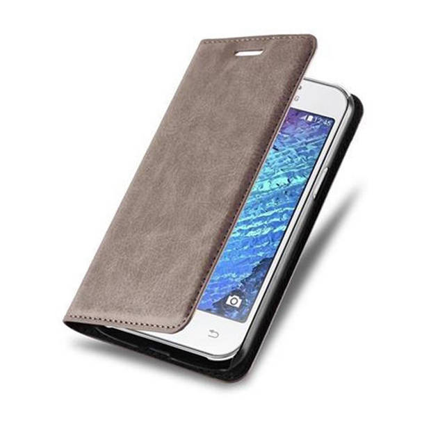 Cadorabo Hoesje geschikt voor Samsung Galaxy J1 2015 in KOFFIE BRUIN - Beschermhoes Case magnetische sluiting Cover