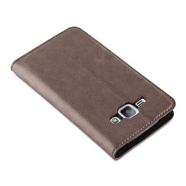 Cadorabo Hoesje geschikt voor Samsung Galaxy J1 2015 in KOFFIE BRUIN - Beschermhoes Case magnetische sluiting Cover