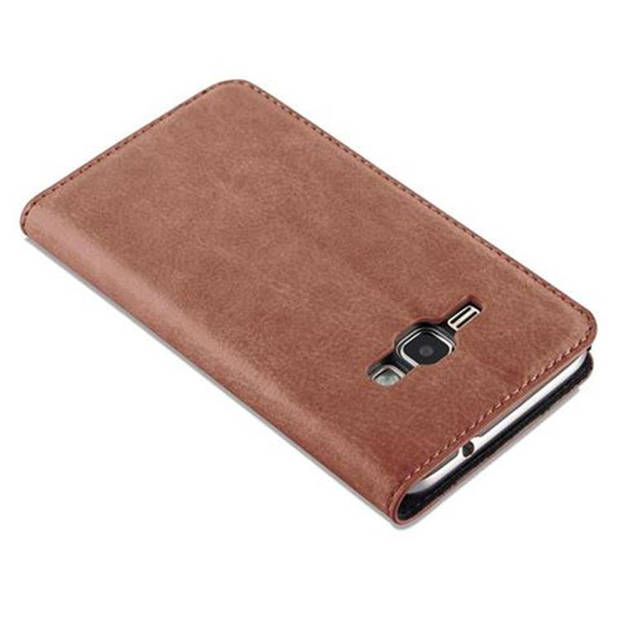 Cadorabo Hoesje geschikt voor Samsung Galaxy J1 2016 in CAPPUCCINO BRUIN - Beschermhoes Case magnetische sluiting Cover