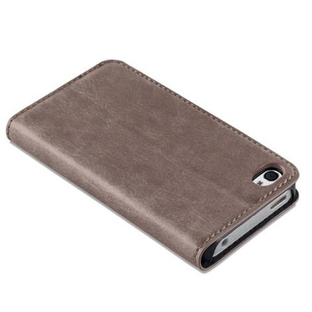 Cadorabo Hoesje geschikt voor Apple iPhone 4 / 4S in KOFFIE BRUIN - Beschermhoes Case magnetische sluiting Cover