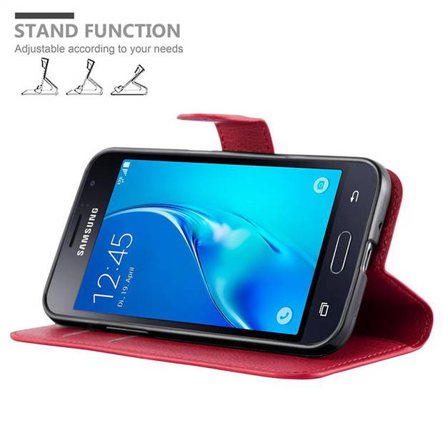 Cadorabo Hoesje geschikt voor Samsung Galaxy J1 2015 in KARMIJN ROOD - Beschermhoes Cover magnetische sluiting Case