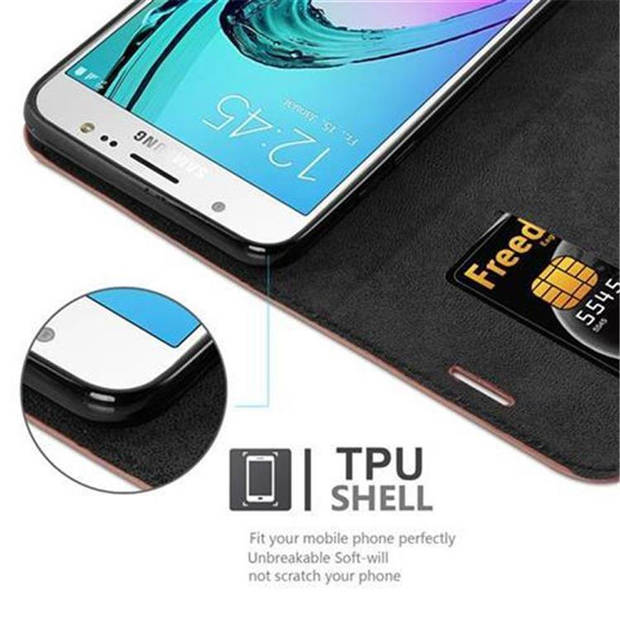 Cadorabo Hoesje geschikt voor Samsung Galaxy J7 2016 in CAPPUCCINO BRUIN - Beschermhoes Case magnetische sluiting Cover