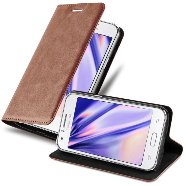 Cadorabo Hoesje geschikt voor Samsung Galaxy J1 2015 in CAPPUCCINO BRUIN - Beschermhoes Case magnetische sluiting Cover