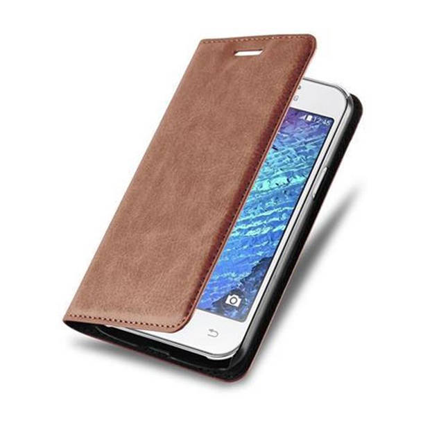 Cadorabo Hoesje geschikt voor Samsung Galaxy J1 2015 in CAPPUCCINO BRUIN - Beschermhoes Case magnetische sluiting Cover