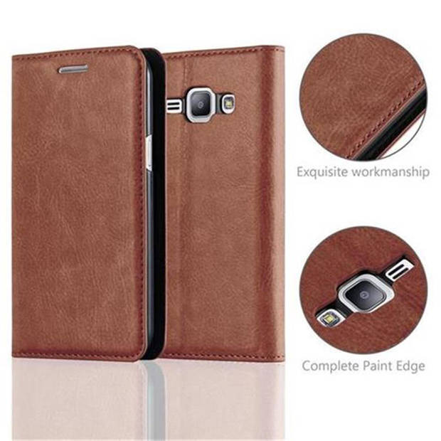 Cadorabo Hoesje geschikt voor Samsung Galaxy J1 2015 in CAPPUCCINO BRUIN - Beschermhoes Case magnetische sluiting Cover