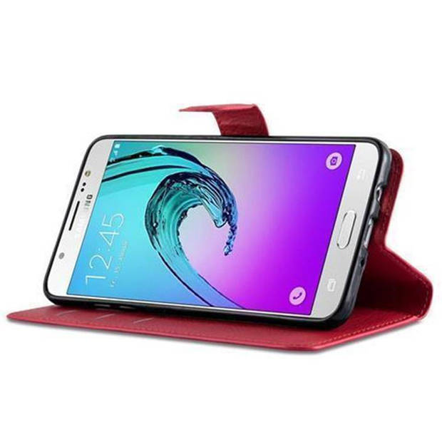 Cadorabo Hoesje geschikt voor Samsung Galaxy J7 2016 in KARMIJN ROOD - Beschermhoes Cover magnetische sluiting Case