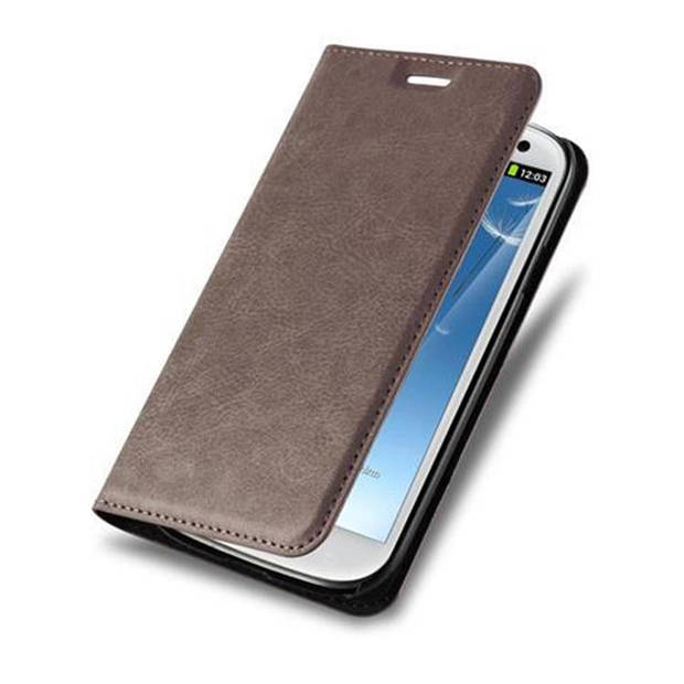 Cadorabo Hoesje geschikt voor Samsung Galaxy S3 / S3 NEO in KOFFIE BRUIN - Beschermhoes Case magnetische sluiting Cover