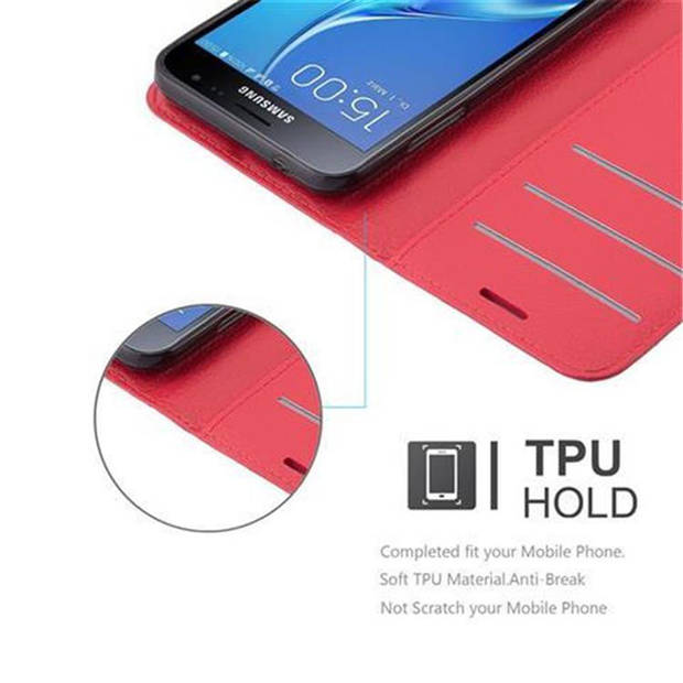 Cadorabo Hoesje geschikt voor Samsung Galaxy J3 2016 in KARMIJN ROOD - Beschermhoes Cover magnetische sluiting Case