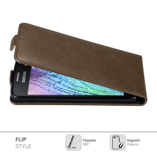 Cadorabo Hoesje geschikt voor Samsung Galaxy J1 2015 in KOFFIE BRUIN - Beschermhoes Flip Case Cover magnetische sluiting