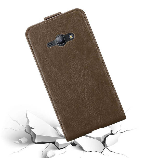 Cadorabo Hoesje geschikt voor Samsung Galaxy J1 2015 in KOFFIE BRUIN - Beschermhoes Flip Case Cover magnetische sluiting
