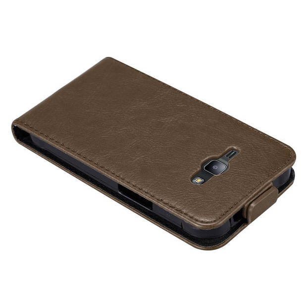 Cadorabo Hoesje geschikt voor Samsung Galaxy J1 2015 in KOFFIE BRUIN - Beschermhoes Flip Case Cover magnetische sluiting