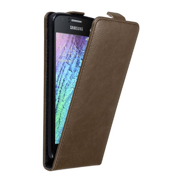 Cadorabo Hoesje geschikt voor Samsung Galaxy J1 2015 in KOFFIE BRUIN - Beschermhoes Flip Case Cover magnetische sluiting