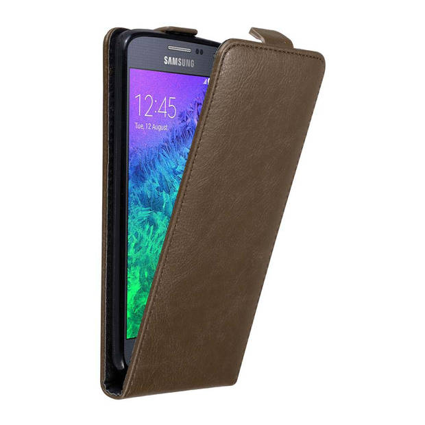 Cadorabo Hoesje geschikt voor Samsung Galaxy ALPHA in KOFFIE BRUIN - Beschermhoes Flip Case Cover magnetische sluiting