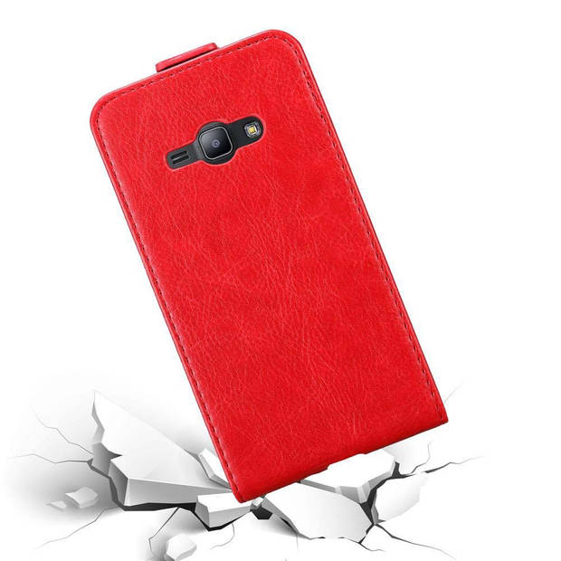 Cadorabo Hoesje geschikt voor Samsung Galaxy J1 2015 in APPEL ROOD - Beschermhoes Flip Case Cover magnetische sluiting