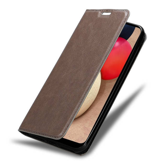 Cadorabo Hoesje geschikt voor Samsung Galaxy A02s in KOFFIE BRUIN - Beschermhoes Case magnetische sluiting Cover