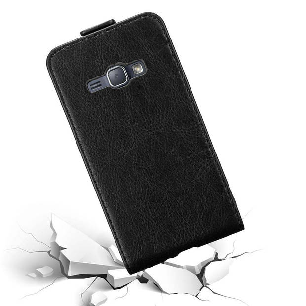Cadorabo Hoesje geschikt voor Samsung Galaxy J1 2016 in ZWARTE NACHT - Beschermhoes Flip Case Cover magnetische sluiting