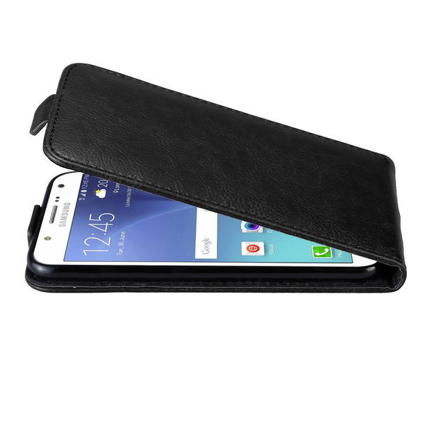 Cadorabo Hoesje geschikt voor Samsung Galaxy J7 2015 in ZWARTE NACHT - Beschermhoes Flip Case Cover magnetische sluiting