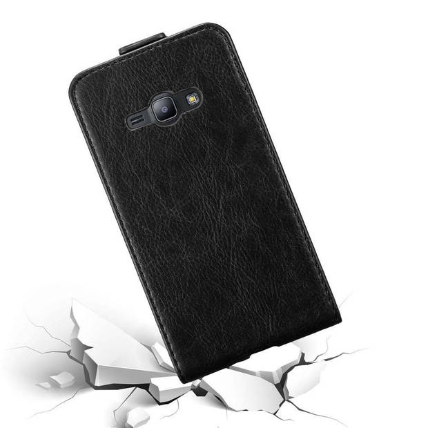 Cadorabo Hoesje geschikt voor Samsung Galaxy J1 2015 in ZWARTE NACHT - Beschermhoes Flip Case Cover magnetische sluiting